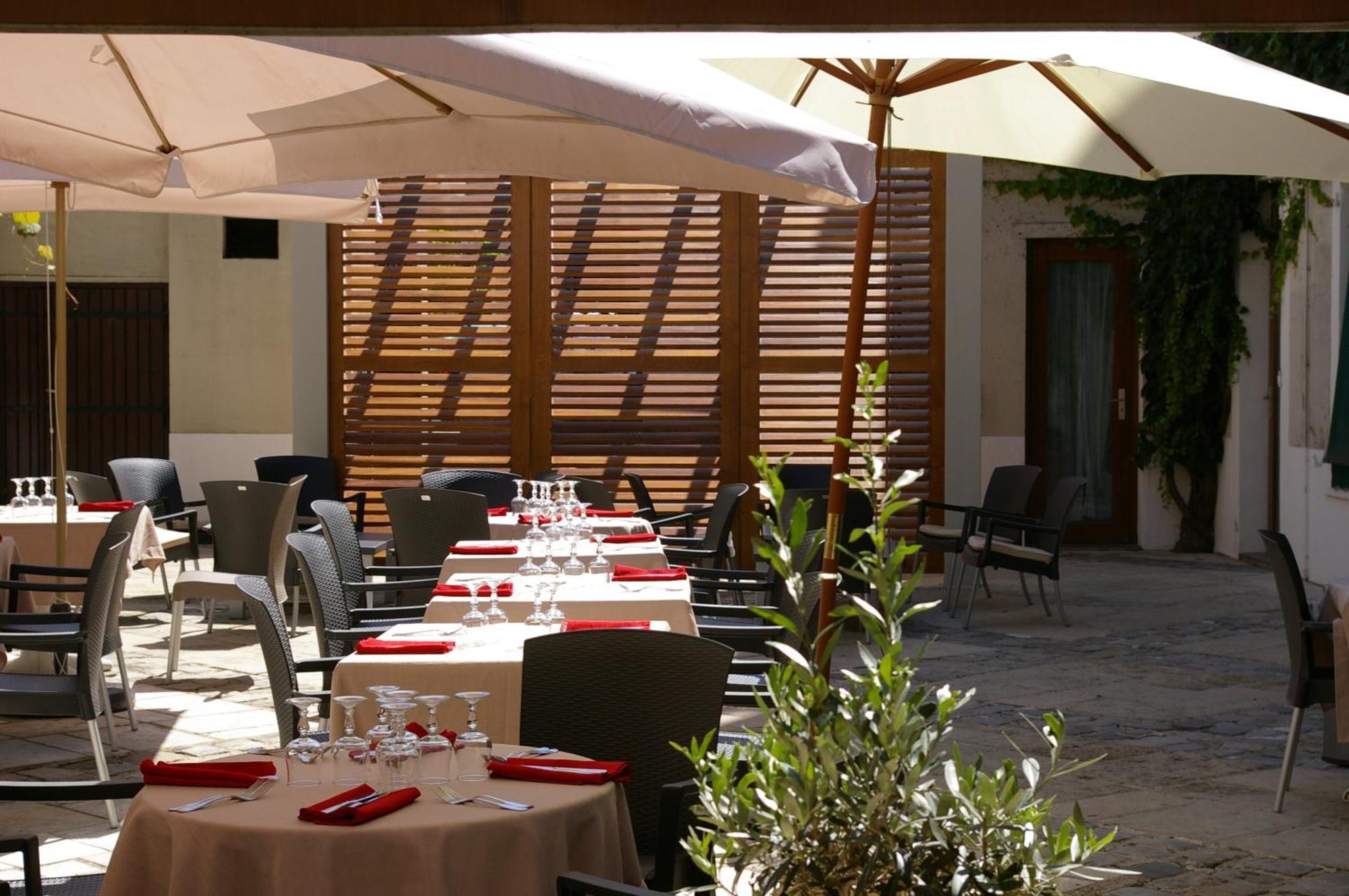 Logis Hotel Le Cheval Noir Argenton Sur Creuse Екстериор снимка